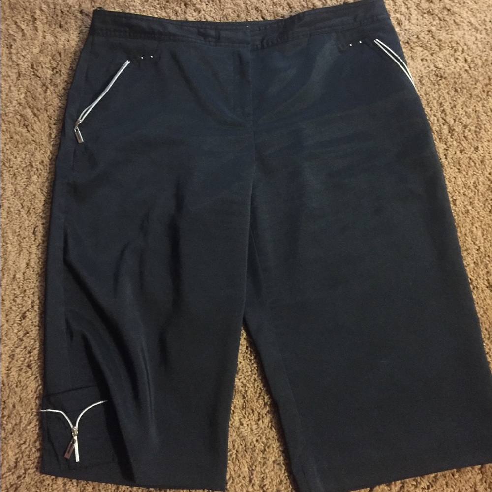 Ladies Izod golf capris.
